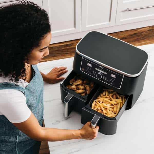 WOMEN COOKS USING Air Fryer